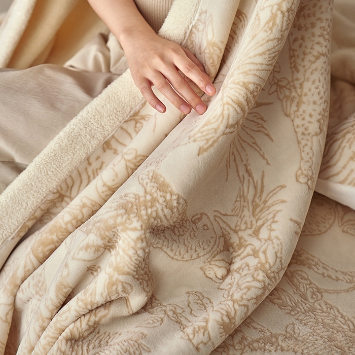 91家纺网 家纺一手货源 找家纺 宜代光年 2025新款牛奶绒雕花复合毛毯系列 丛林绒毯-咖