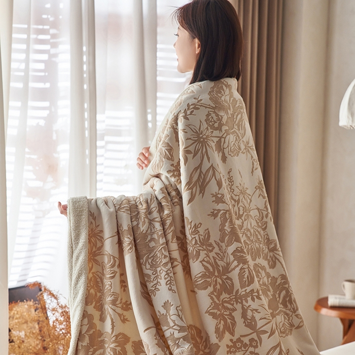 91家纺网 家纺一手货源 找家纺 宜代光年 2025新款牛奶绒雕花复合毛毯系列 繁花绒毯-咖