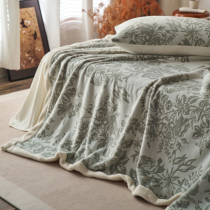 91家纺网 家纺一手货源 找家纺 宜代光年 2025新款牛奶绒雕花复合毛毯系列 繁花绒毯-绿