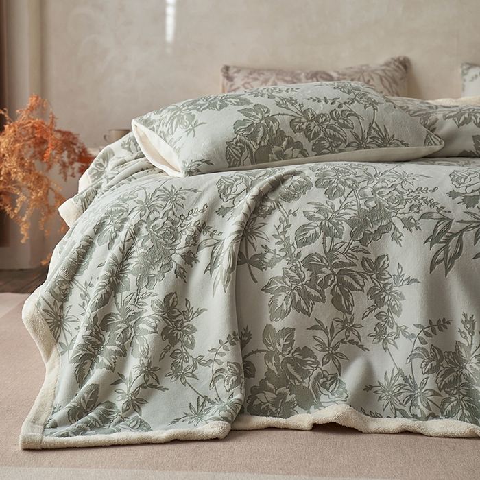 91家纺网 家纺一手货源 找家纺 宜代光年 2025新款牛奶绒雕花复合毛毯系列 繁花绒毯-绿