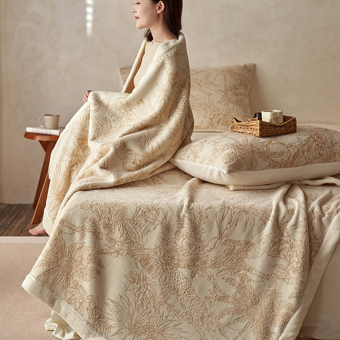 91家纺网 家纺一手货源 找家纺 宜代光年 2025新款牛奶绒雕花复合毛毯系列 丛林绒毯-咖