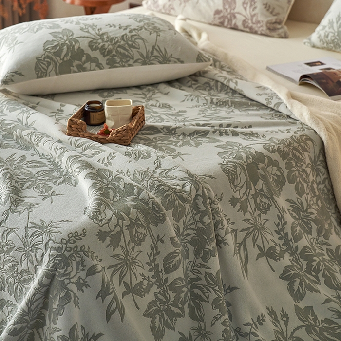 91家纺网 家纺一手货源 找家纺 宜代光年 2025新款牛奶绒雕花复合毛毯系列 繁花绒毯-绿