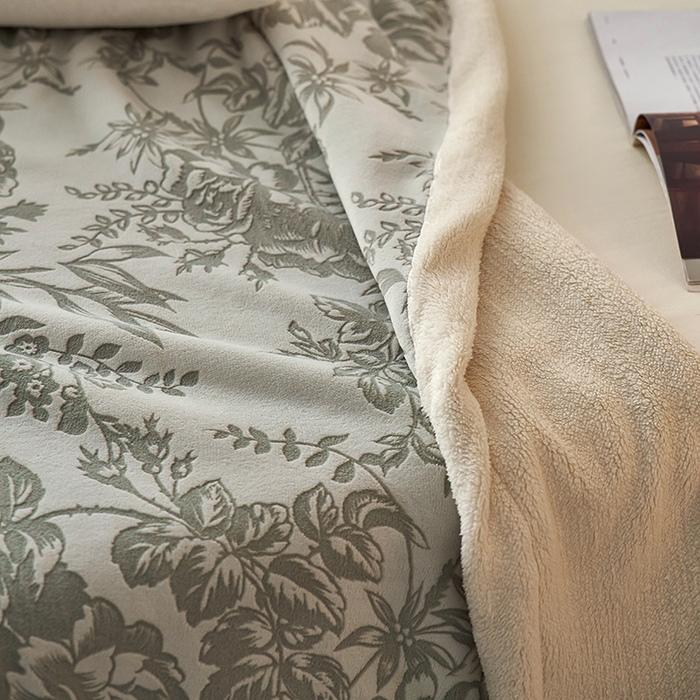 91家纺网 家纺一手货源 找家纺 宜代光年 2025新款牛奶绒雕花复合毛毯系列 繁花绒毯-绿