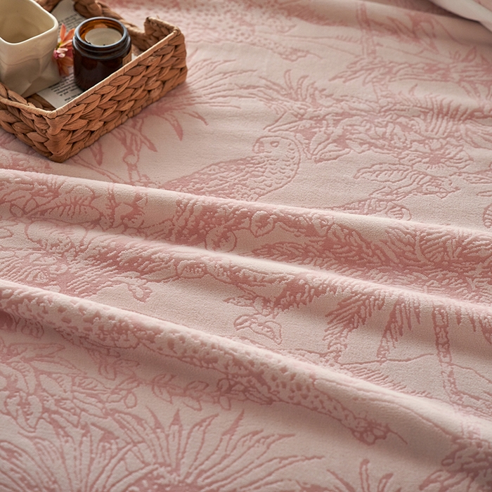 91家纺网 家纺一手货源 找家纺 宜代光年 2025新款牛奶绒雕花复合毛毯系列 丛林绒毯-粉