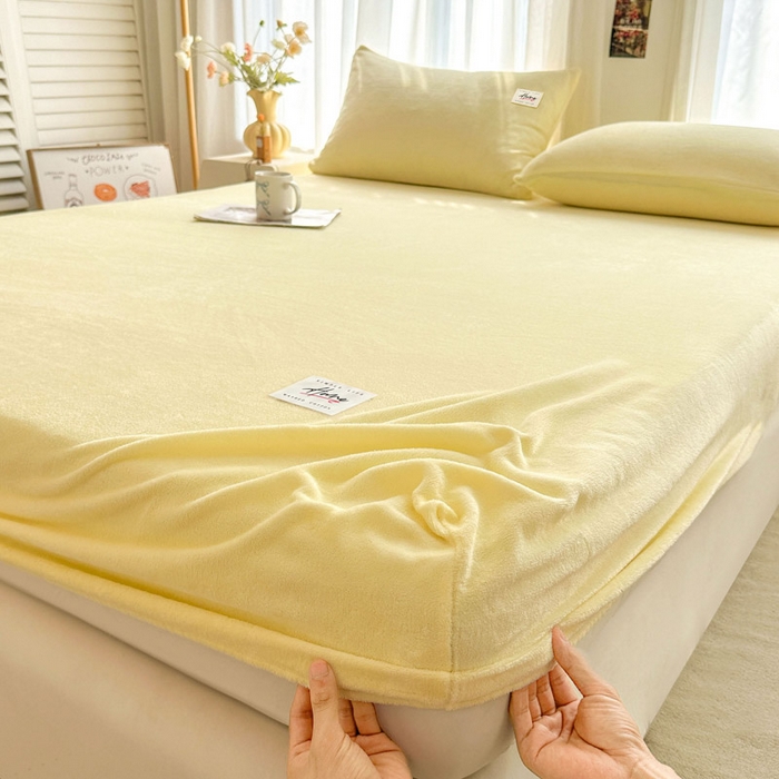 91家纺网 家纺一手货源 找家纺 贝扬思家纺 2025新款牛奶绒纯色单床笠-home系列 Home-鹅黄