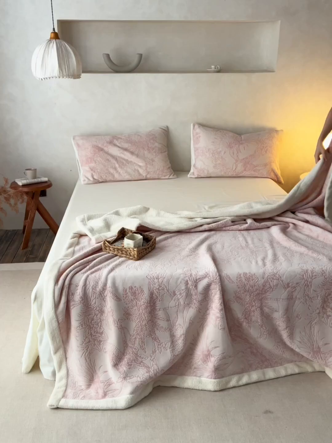 91家纺网 家纺一手货源 找家纺 宜代光年 2025新款牛奶绒雕花复合毛毯系列 丛林绒毯-粉