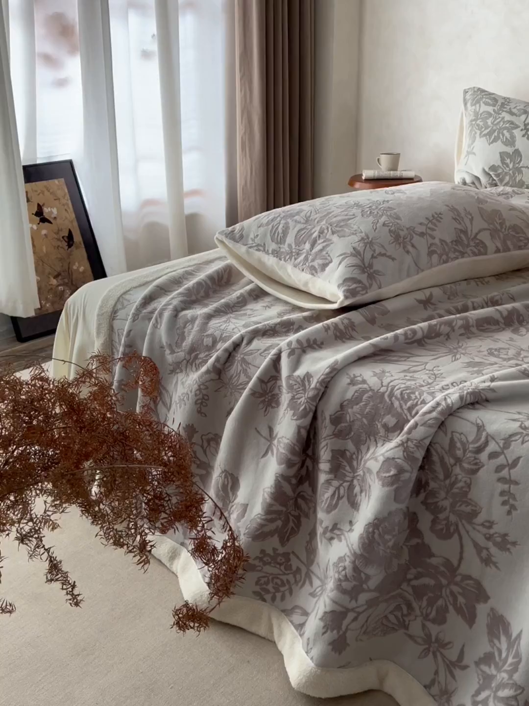 91家纺网 家纺一手货源 找家纺 宜代光年 2025新款牛奶绒雕花复合毛毯系列 繁花绒毯-灰