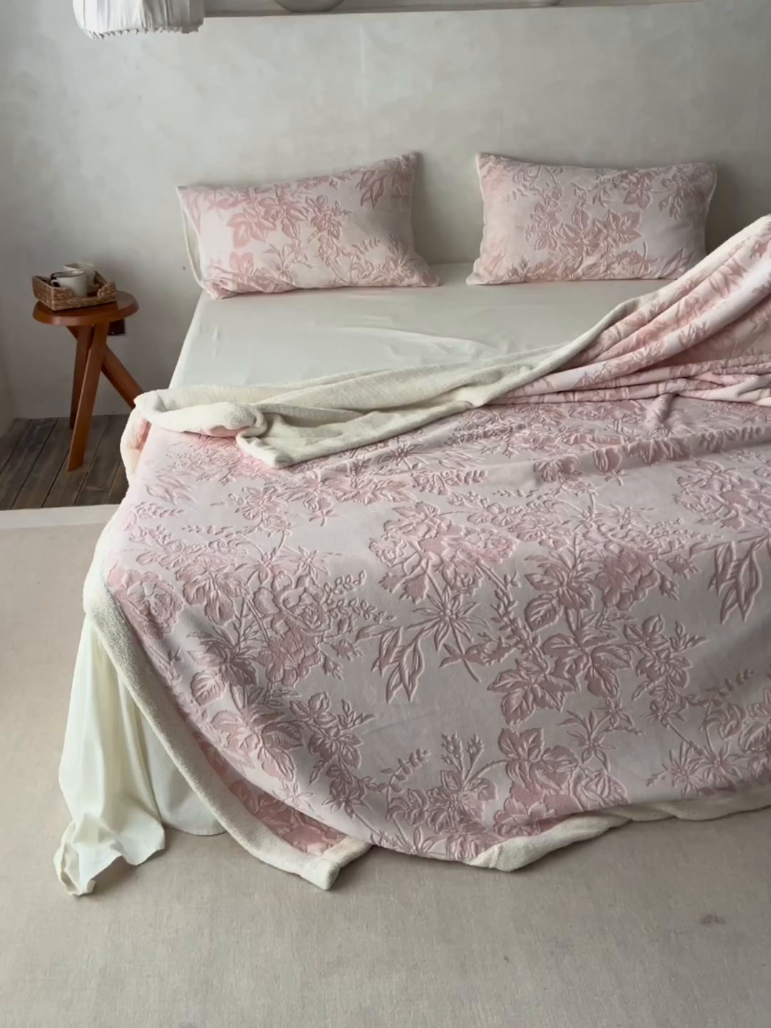 91家纺网 家纺一手货源 找家纺 宜代光年 2025新款牛奶绒雕花复合毛毯系列 繁花绒毯-粉