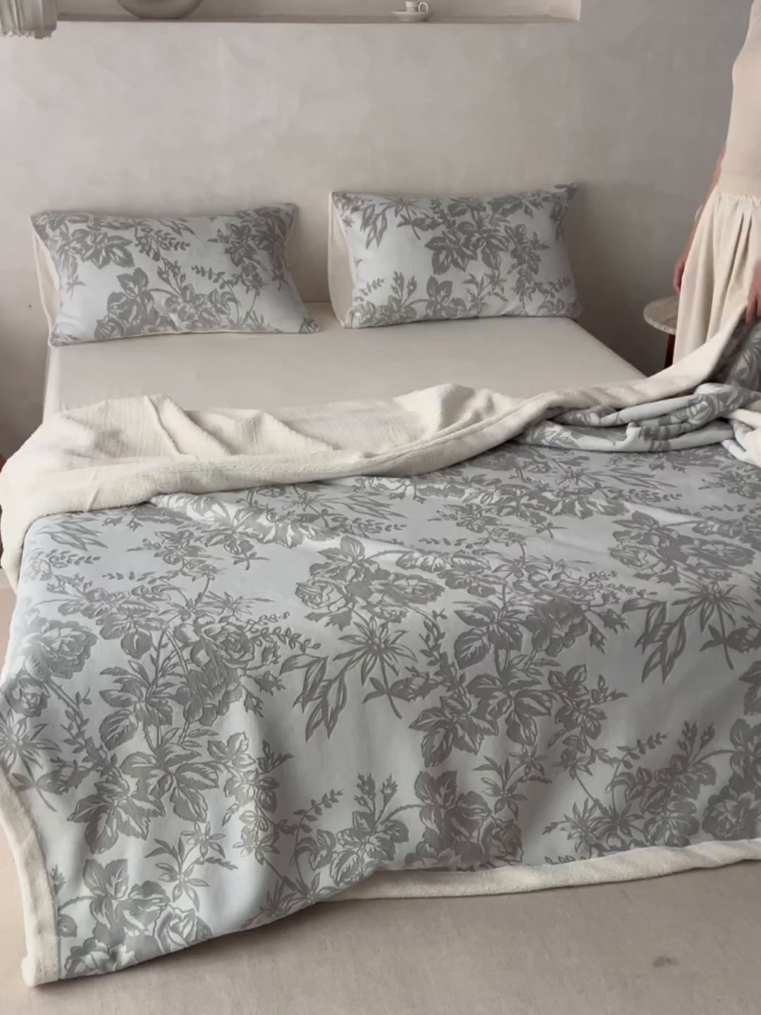 91家纺网 家纺一手货源 找家纺 宜代光年 2025新款牛奶绒雕花复合毛毯系列 繁花绒毯-绿