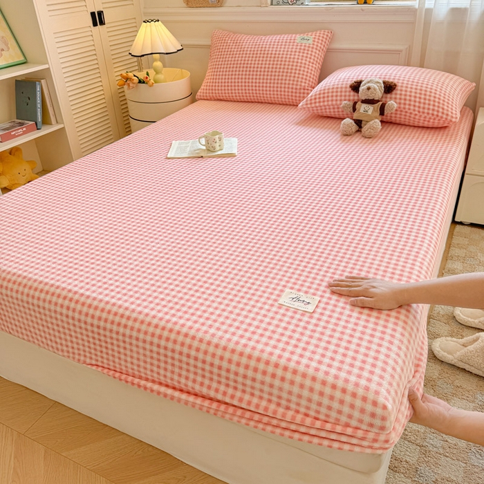 91家纺网 家纺一手货源 找家纺 贝扬思家纺 2025新款牛奶绒纯色单床笠-home系列 Home-粉格