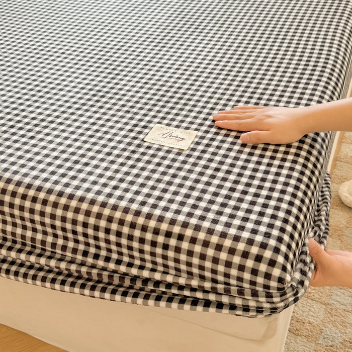 91家纺网 家纺一手货源 找家纺 贝扬思家纺 2025新款牛奶绒纯色单床笠-home系列 Home-黑格