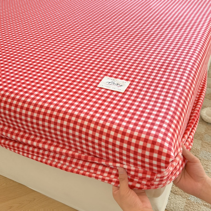 91家纺网 家纺一手货源 找家纺 贝扬思家纺 2025新款牛奶绒纯色单床笠-home系列 Home-红格