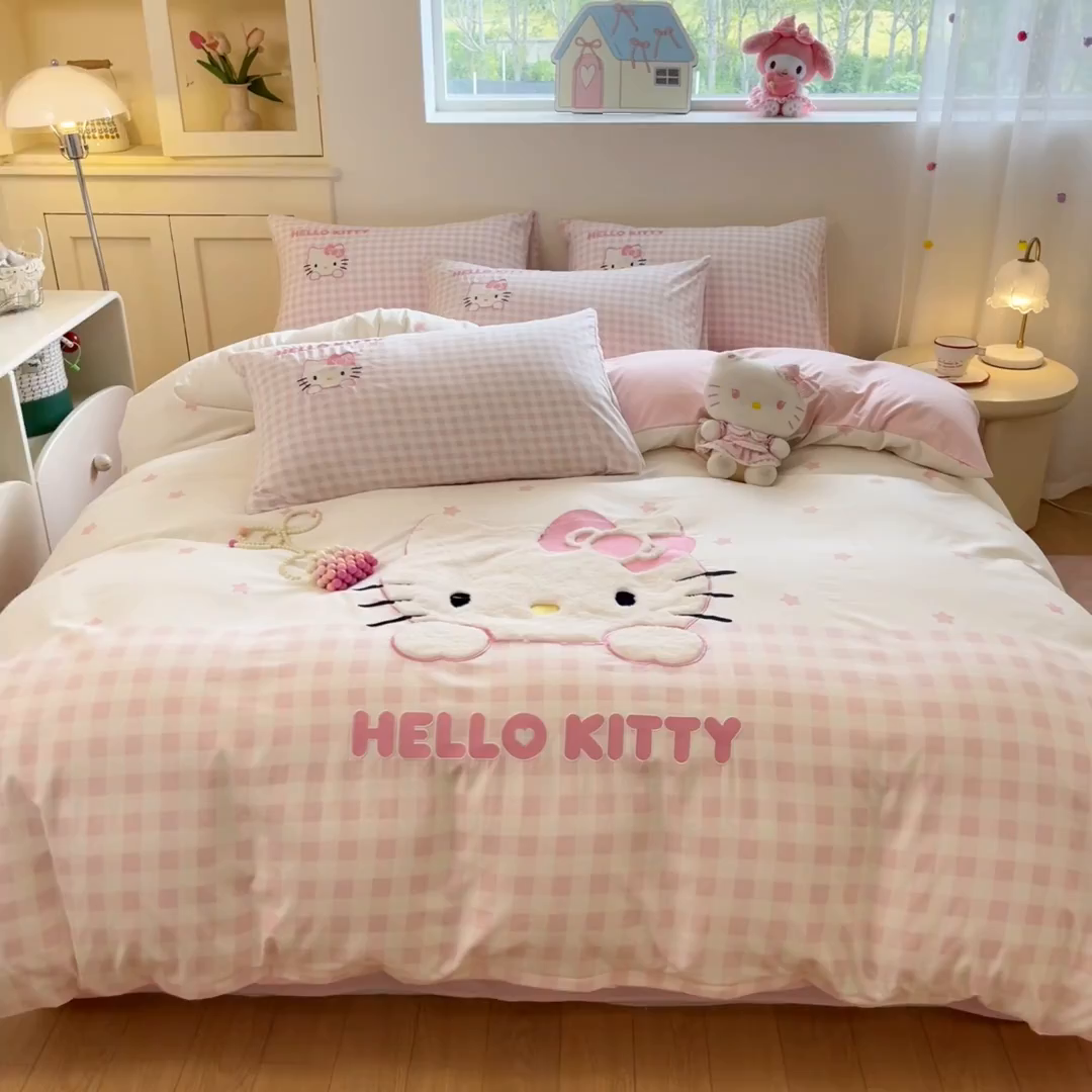 91家纺网 家纺一手货源 找家纺 金爱家 2025新款A类三丽鸥正版授权云柔水洗棉兔毛贴布绣刺绣软糯系列四件套 云柔水洗棉-贴布绣粉格KT