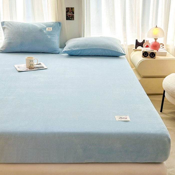 91家纺网 家纺一手货源 找家纺 贝扬思家纺 2025新款牛奶绒纯色单床笠-home系列 Home-浅蓝