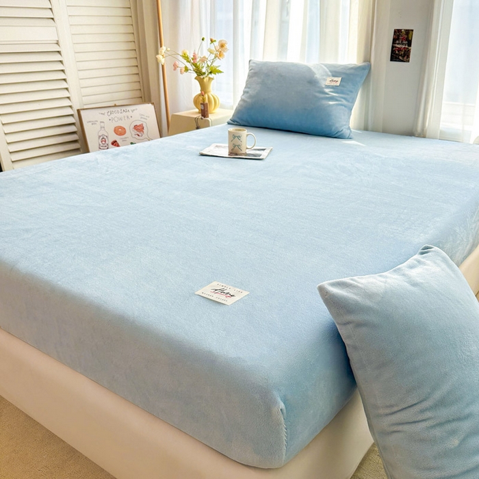 91家纺网 家纺一手货源 找家纺 贝扬思家纺 2025新款牛奶绒纯色单床笠-home系列 Home-浅蓝