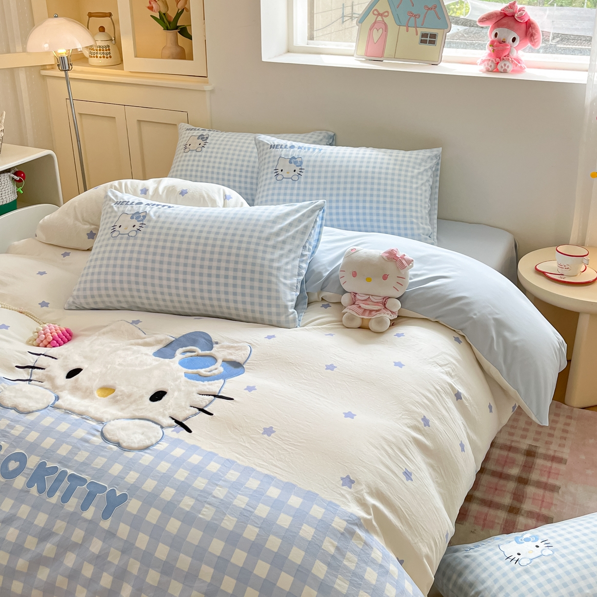 91家纺网 家纺一手货源 找家纺 金爱家 2025新款A类三丽鸥正版授权云柔水洗棉兔毛贴布绣刺绣软糯系列四件套 云柔水洗棉-贴布绣蓝格KT