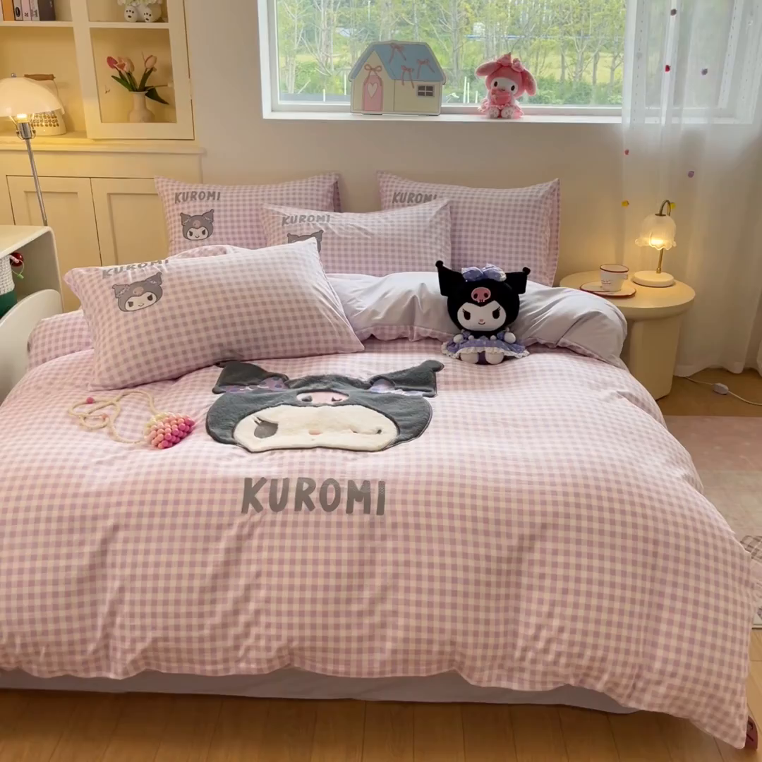 91家纺网 家纺一手货源 找家纺 金爱家 2025新款A类三丽鸥正版授权云柔水洗棉兔毛贴布绣刺绣软糯系列四件套 云柔水洗棉-贴布绣紫格库洛米