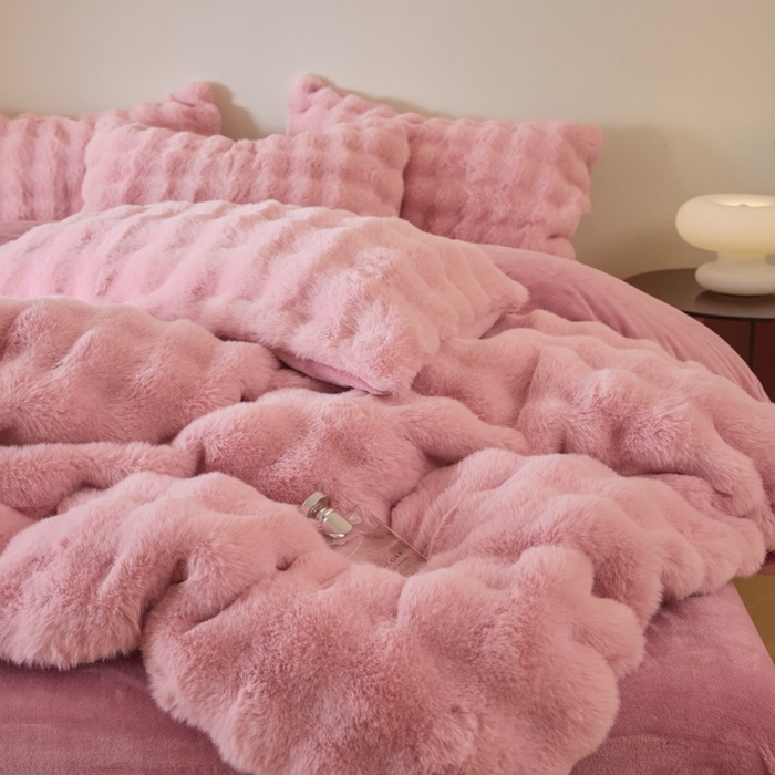 91家纺网 家纺一手货源 找家纺 玖琳家纺 2025新款托斯卡纳特价兔兔绒兔毛绒四件套 果粉