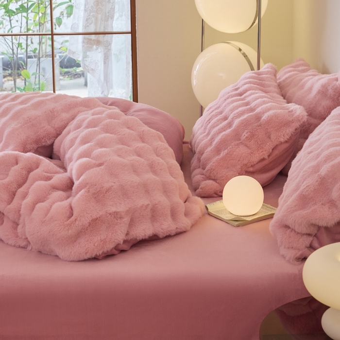 91家纺网 家纺一手货源 找家纺 玖琳家纺 2025新款托斯卡纳特价兔兔绒兔毛绒四件套 果粉