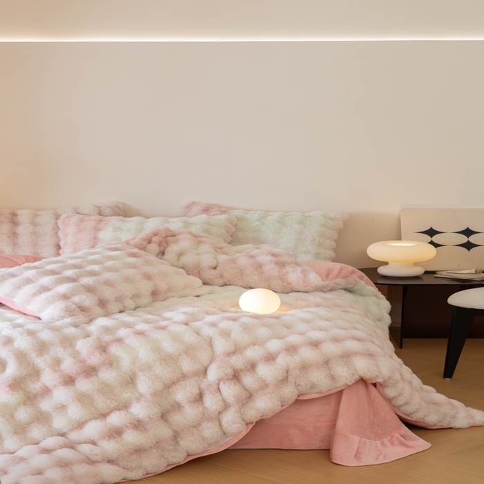 91家纺网 家纺一手货源 找家纺 玖琳家纺 2025新款托斯卡纳特价兔兔绒兔毛绒四件套 七彩 粉