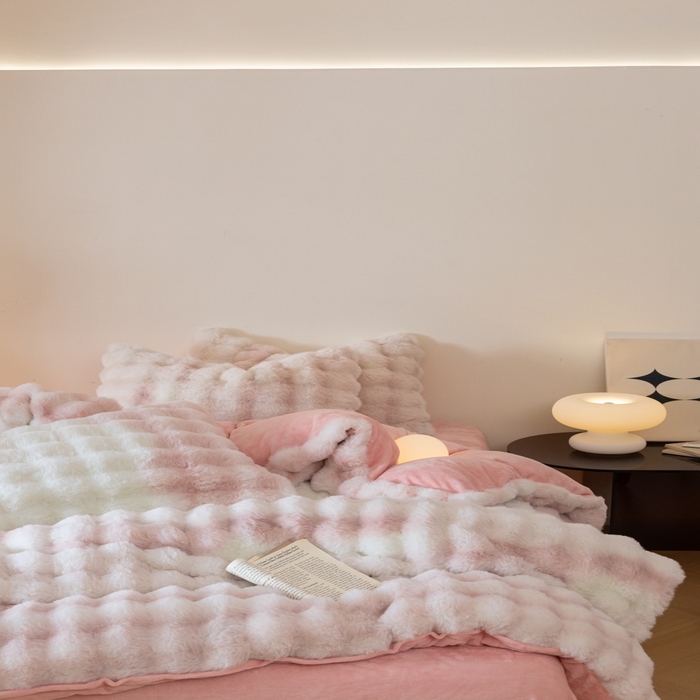 91家纺网 家纺一手货源 找家纺 玖琳家纺 2025新款托斯卡纳特价兔兔绒兔毛绒四件套 七彩 粉