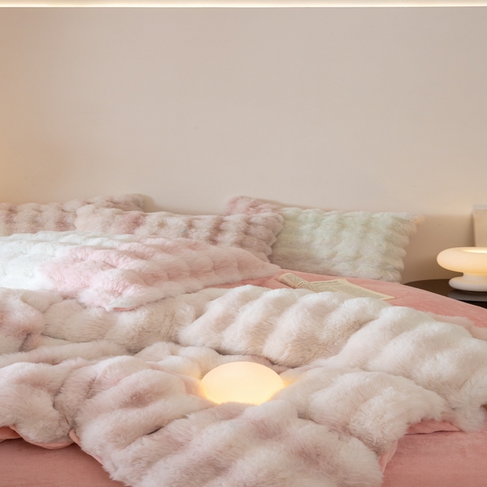 91家纺网 家纺一手货源 找家纺 玖琳家纺 2025新款托斯卡纳特价兔兔绒兔毛绒四件套 七彩 粉