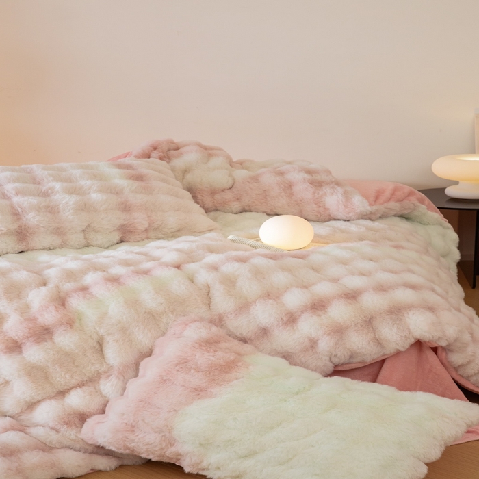 91家纺网 家纺一手货源 找家纺 玖琳家纺 2025新款托斯卡纳特价兔兔绒兔毛绒四件套 七彩 粉