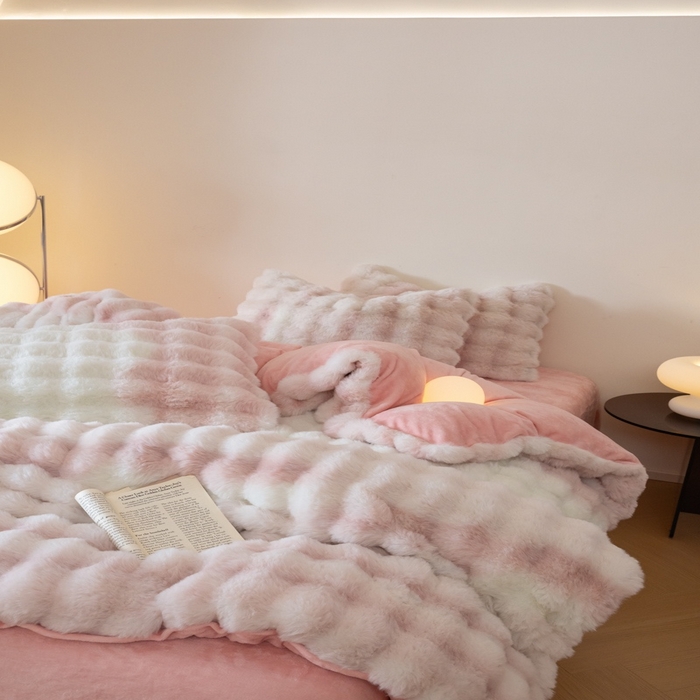 91家纺网 家纺一手货源 找家纺 玖琳家纺 2025新款托斯卡纳特价兔兔绒兔毛绒四件套 七彩 粉