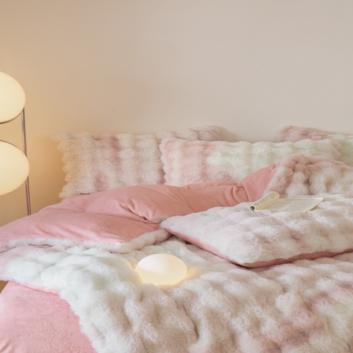 91家纺网 家纺一手货源 找家纺 玖琳家纺 2025新款托斯卡纳特价兔兔绒兔毛绒四件套 七彩 粉