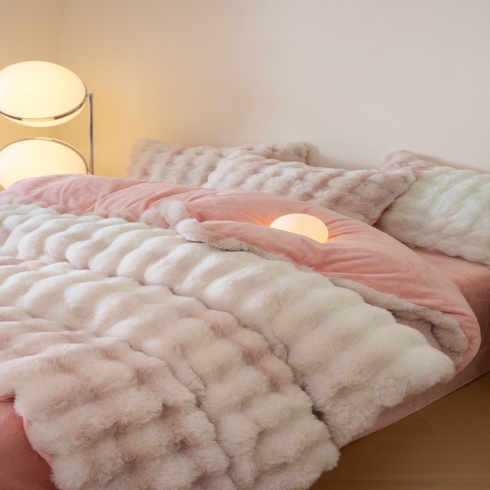 91家纺网 家纺一手货源 找家纺 玖琳家纺 2025新款托斯卡纳特价兔兔绒兔毛绒四件套 七彩 粉