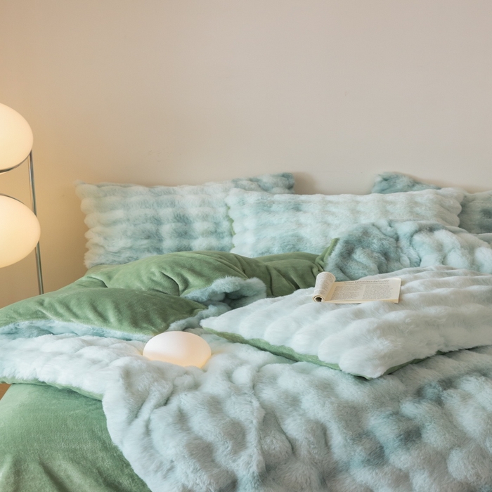 91家纺网 家纺一手货源 找家纺 玖琳家纺 2025新款托斯卡纳特价兔兔绒兔毛绒四件套 七彩 绿