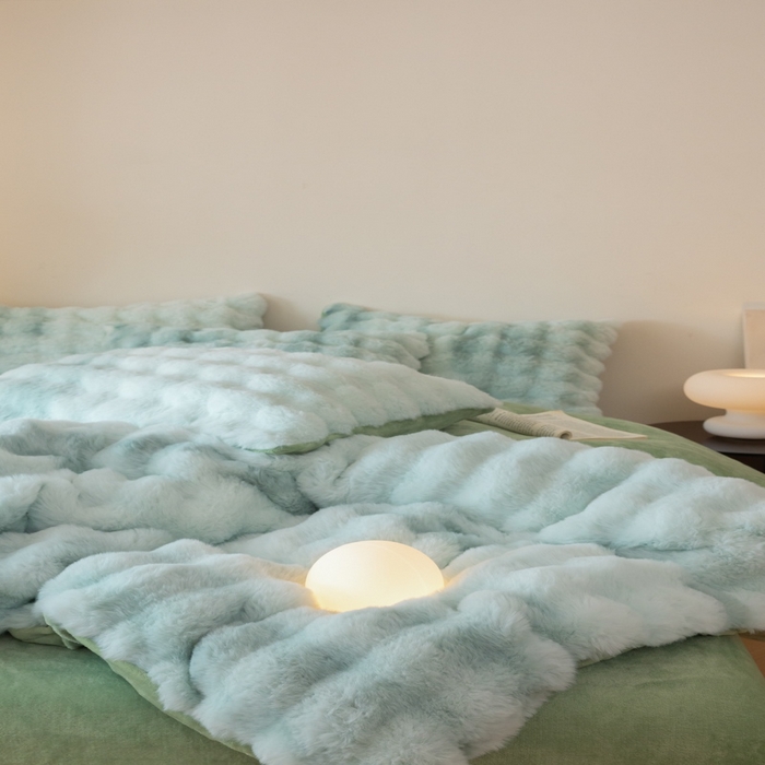 91家纺网 家纺一手货源 找家纺 玖琳家纺 2025新款托斯卡纳特价兔兔绒兔毛绒四件套 七彩 绿