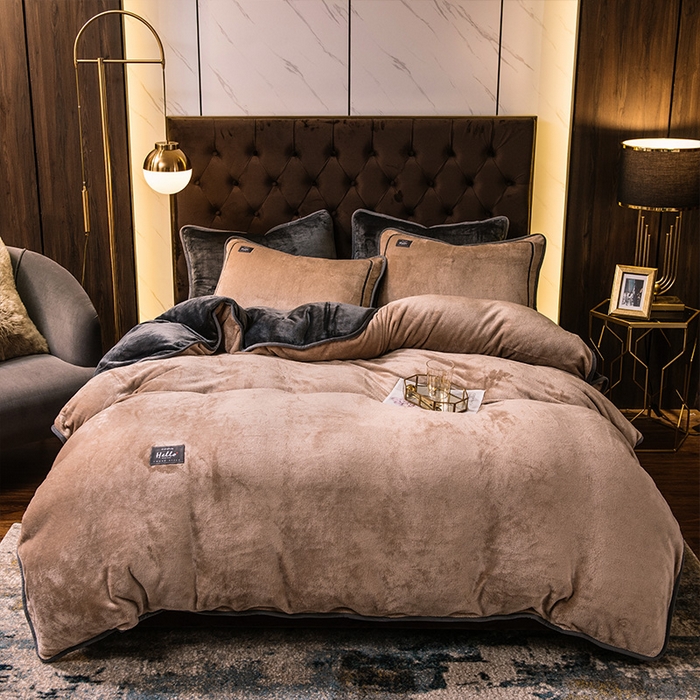 91家纺网 家纺一手货源 找家纺 宜代光年 2025新款加厚保暖纯色牛奶绒黑金四件套系列 古曼