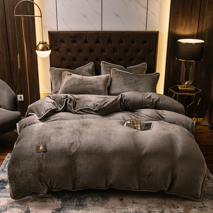 91家纺网 家纺一手货源 找家纺 宜代光年 2025新款加厚保暖纯色牛奶绒黑金四件套系列 高级灰