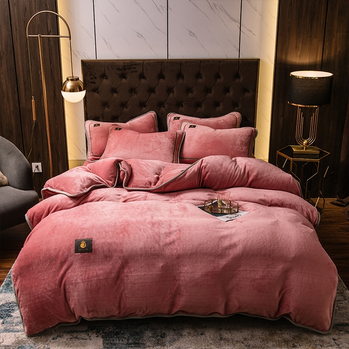 91家纺网 家纺一手货源 找家纺 宜代光年 2025新款加厚保暖纯色牛奶绒黑金四件套系列 胭脂红
