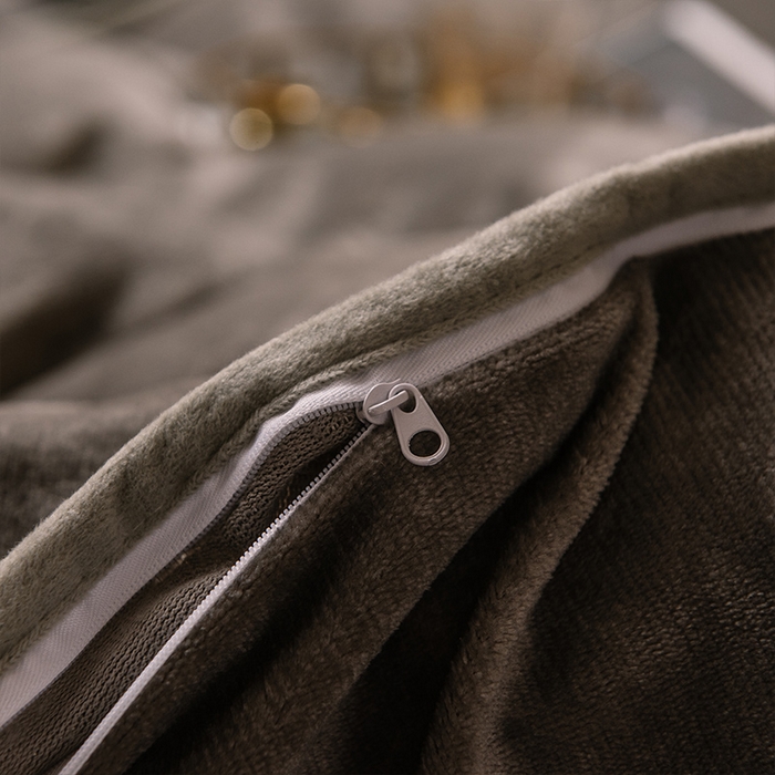 91家纺网 家纺一手货源 找家纺 宜代光年 2025新款加厚保暖纯色牛奶绒黑金四件套系列 高级灰