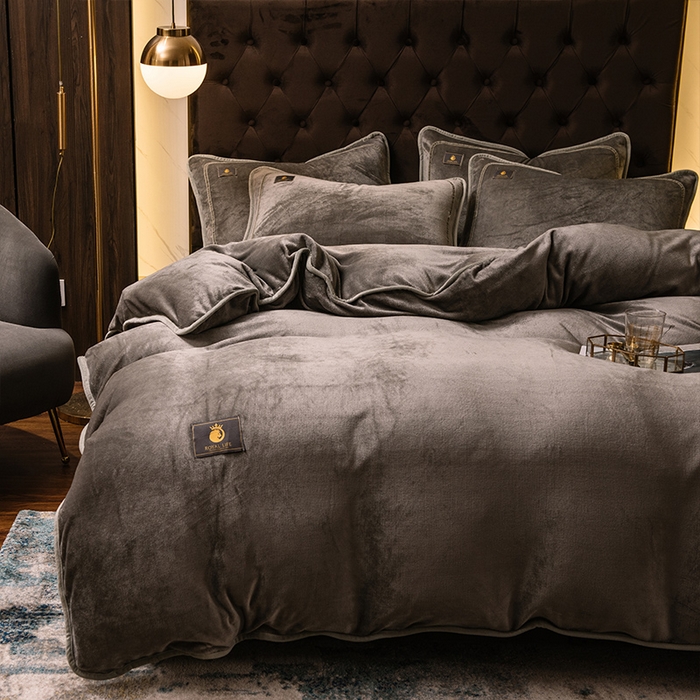 91家纺网 家纺一手货源 找家纺 宜代光年 2025新款加厚保暖纯色牛奶绒黑金四件套系列 高级灰