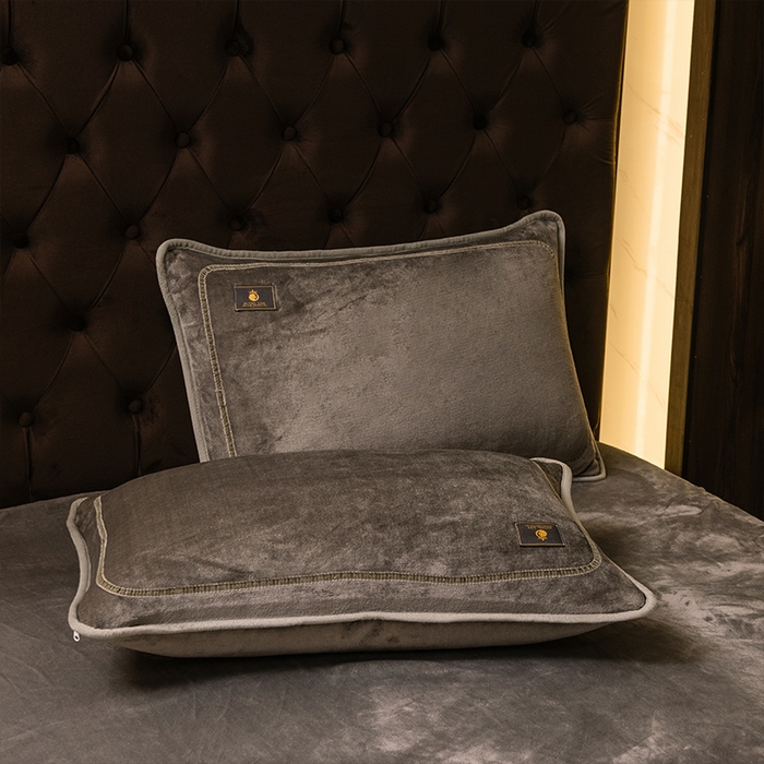 91家纺网 家纺一手货源 找家纺 宜代光年 2025新款加厚保暖纯色牛奶绒黑金四件套系列 高级灰