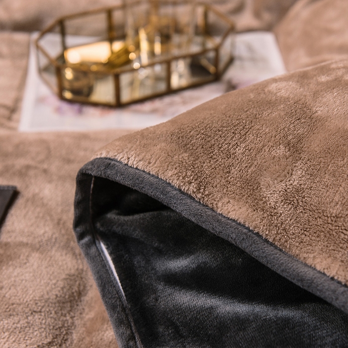 91家纺网 家纺一手货源 找家纺 宜代光年 2025新款加厚保暖纯色牛奶绒黑金四件套系列 古曼