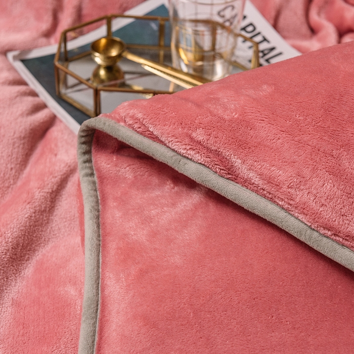 91家纺网 家纺一手货源 找家纺 宜代光年 2025新款加厚保暖纯色牛奶绒黑金四件套系列 胭脂红