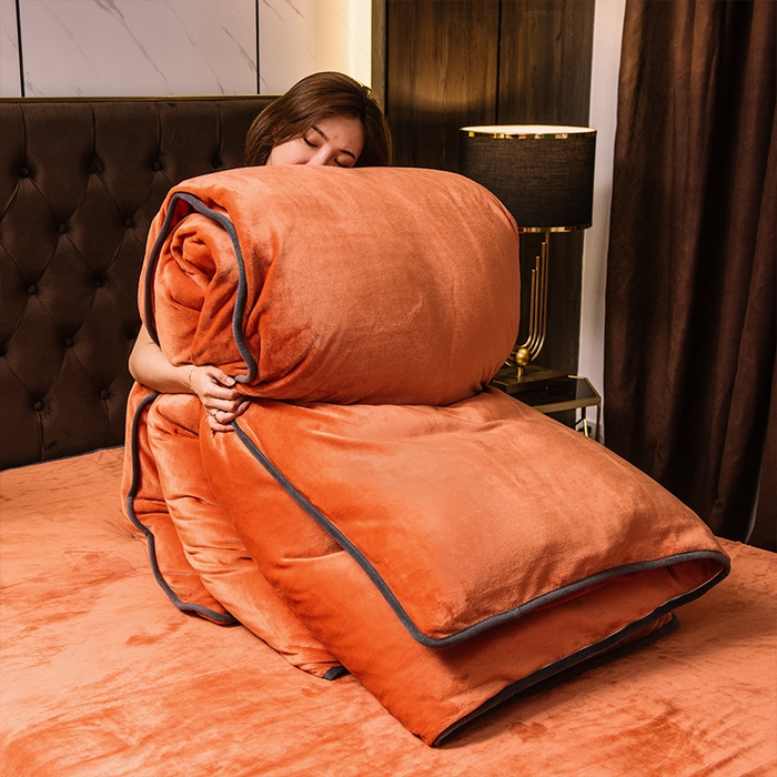 91家纺网 家纺一手货源 找家纺 宜代光年 2025新款加厚保暖纯色牛奶绒黑金四件套系列 丹霞橙