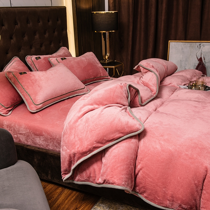 91家纺网 家纺一手货源 找家纺 宜代光年 2025新款加厚保暖纯色牛奶绒黑金四件套系列 胭脂红