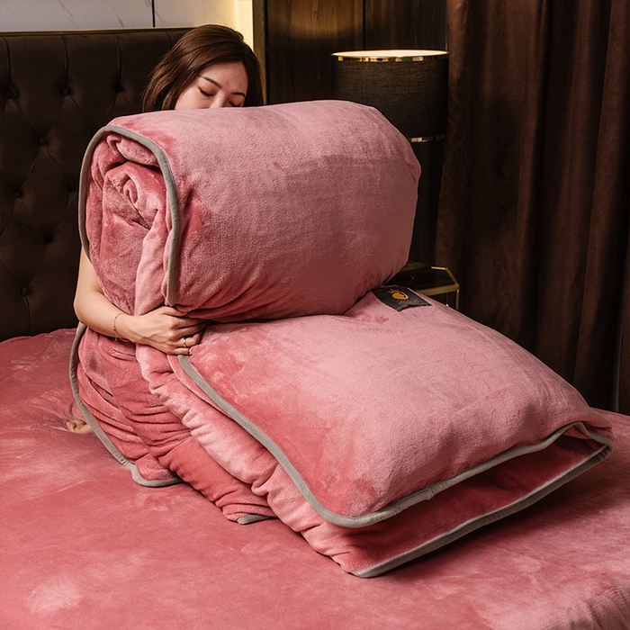 91家纺网 家纺一手货源 找家纺 宜代光年 2025新款加厚保暖纯色牛奶绒黑金四件套系列 胭脂红