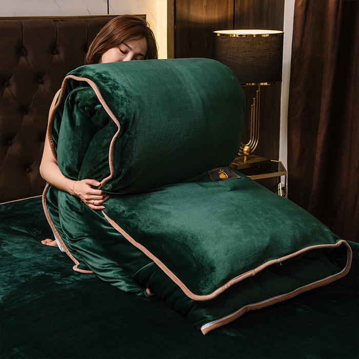 91家纺网 家纺一手货源 找家纺 宜代光年 2025新款加厚保暖纯色牛奶绒黑金四件套系列 玛瑙绿