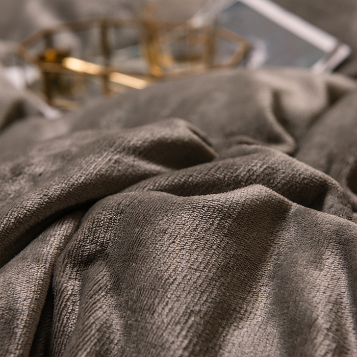 91家纺网 家纺一手货源 找家纺 宜代光年 2025新款加厚保暖纯色牛奶绒黑金四件套系列 高级灰