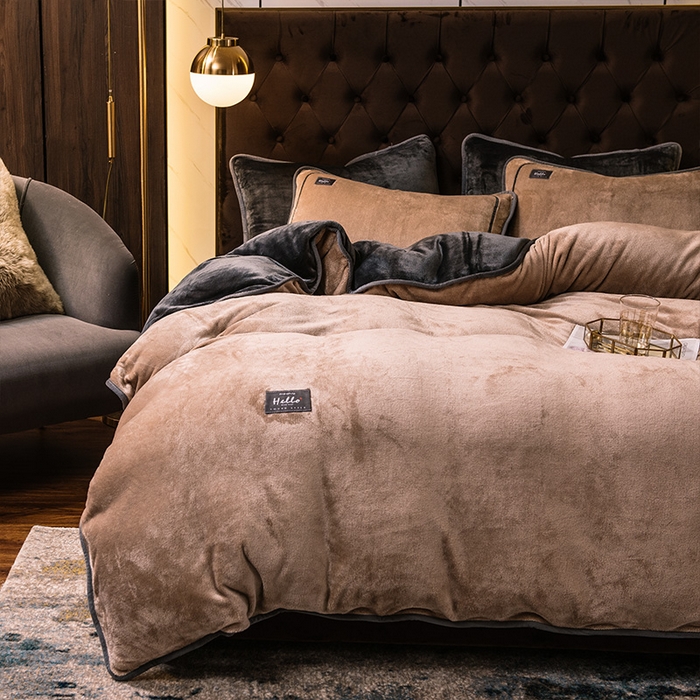 91家纺网 家纺一手货源 找家纺 宜代光年 2025新款加厚保暖纯色牛奶绒黑金四件套系列 古曼