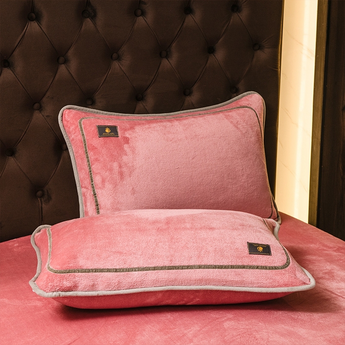 91家纺网 家纺一手货源 找家纺 宜代光年 2025新款加厚保暖纯色牛奶绒黑金四件套系列 胭脂红