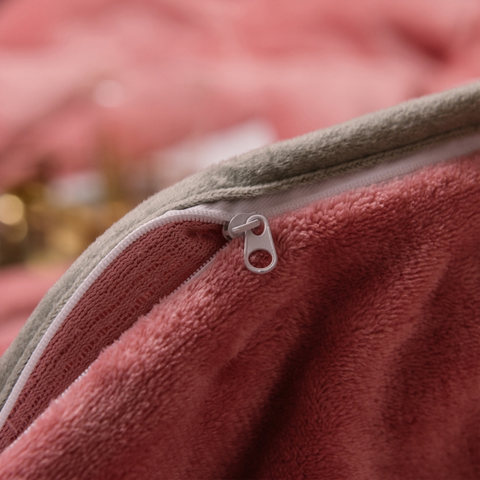 91家纺网 家纺一手货源 找家纺 宜代光年 2025新款加厚保暖纯色牛奶绒黑金四件套系列 胭脂红