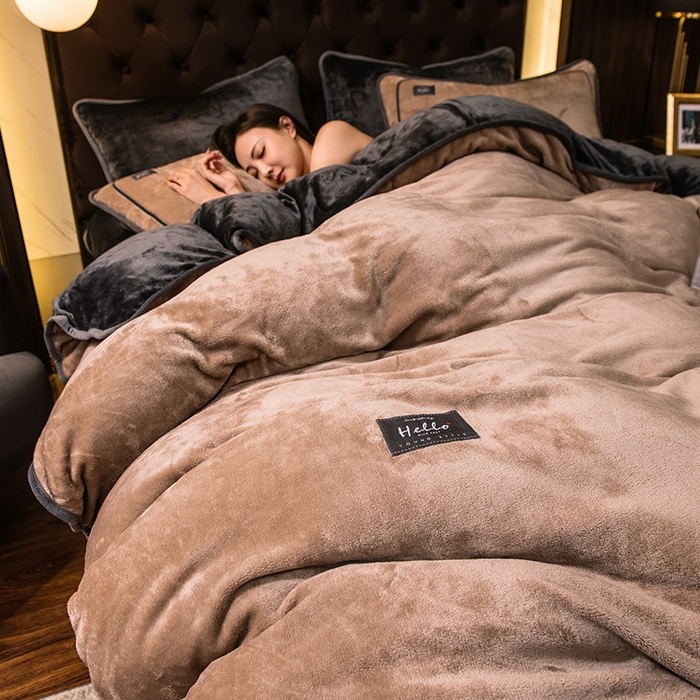 91家纺网 家纺一手货源 找家纺 宜代光年 2025新款加厚保暖纯色牛奶绒黑金四件套系列 古曼