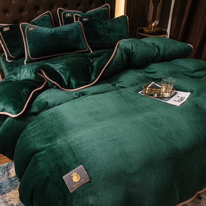 91家纺网 家纺一手货源 找家纺 宜代光年 2025新款加厚保暖纯色牛奶绒黑金四件套系列 玛瑙绿
